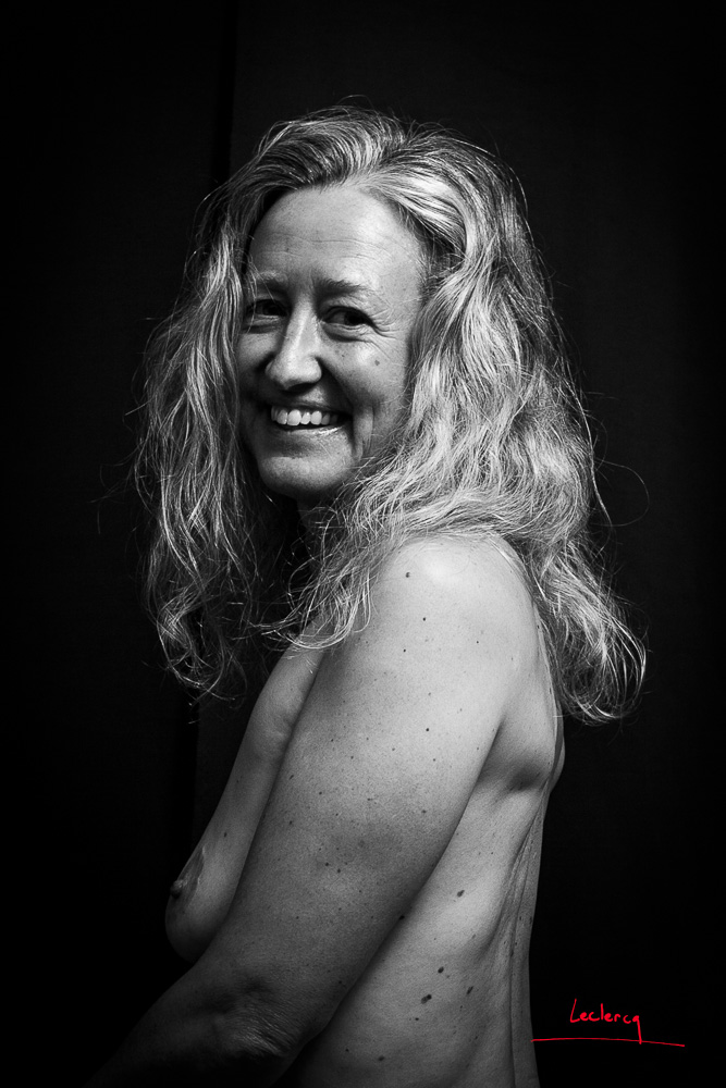 Nu artistique en noir et blanc. Portrait d'une femme.