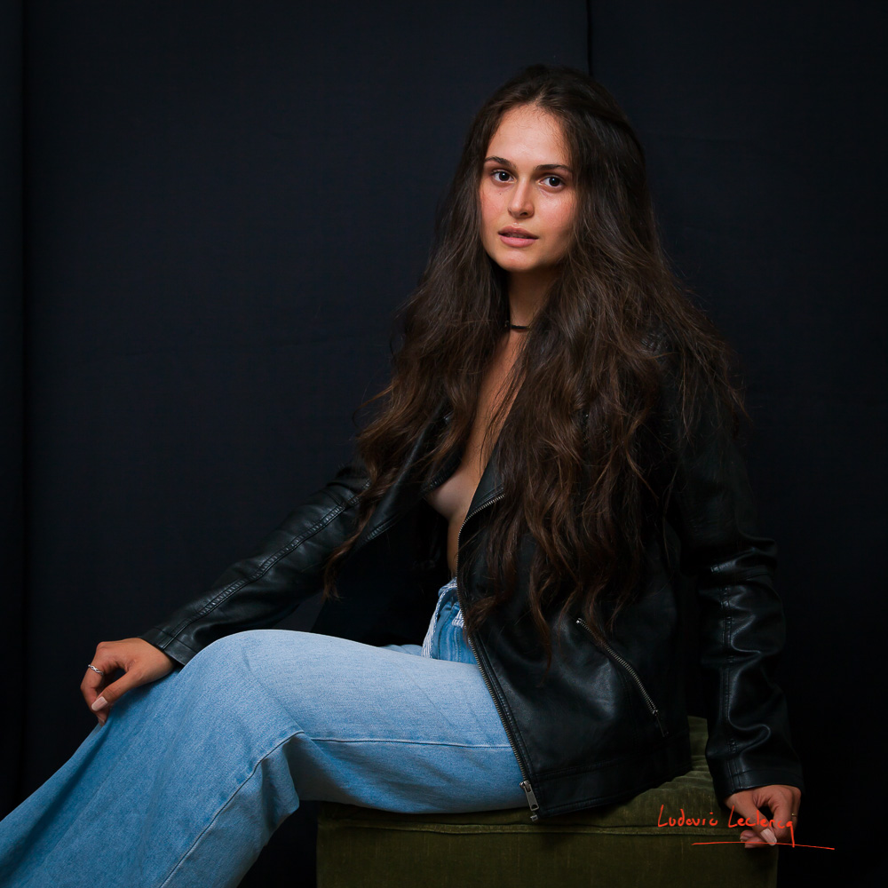 Une jeune femme prend la pose en studio.