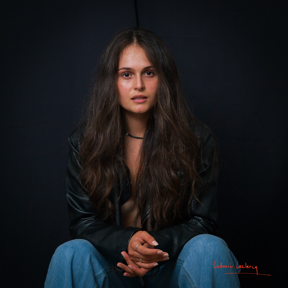 Jeune femme photographiée en studio.