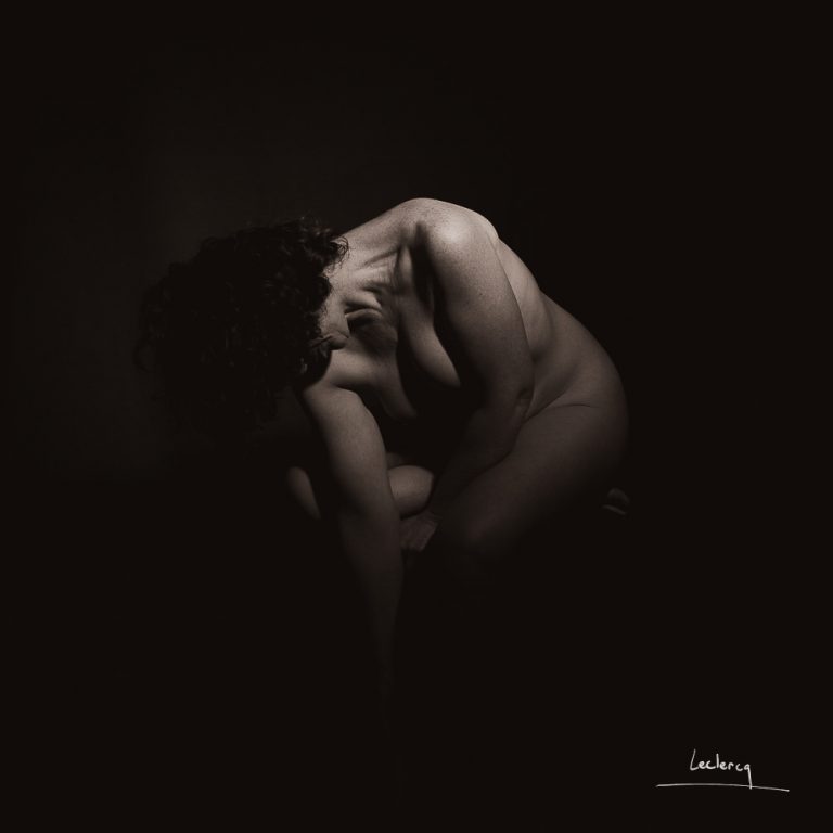 Photographie en noir et blanc. Nu artistique.