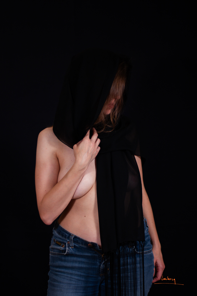 Photo de charme réalisée en studio par Ludovic Leclercq, photographe à Chantilly dans l'Oise.