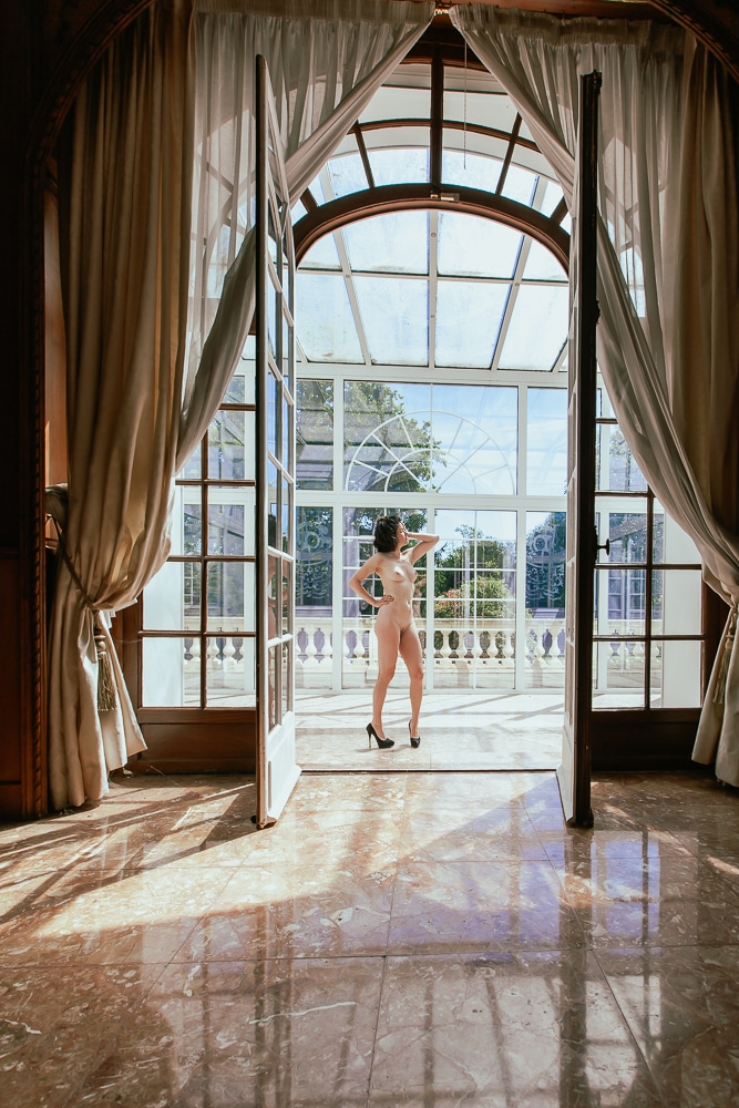 Nu artistique réalisé dans une magnifique villa.