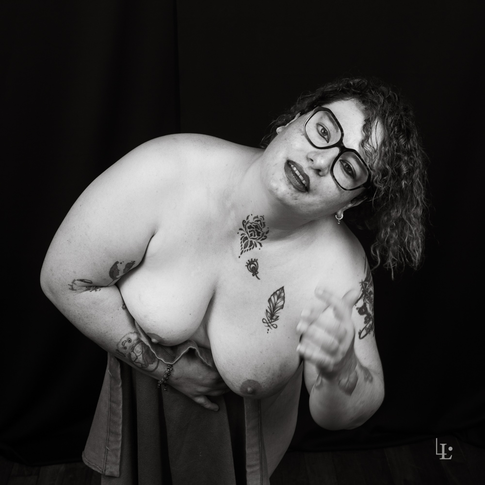 Nu artistique studio en noir et blanc.