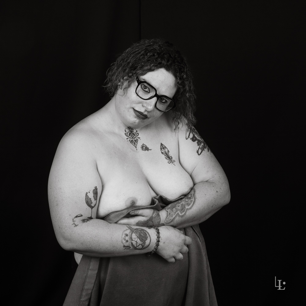 Nu drapé. Photographie studio en noir et blanc.