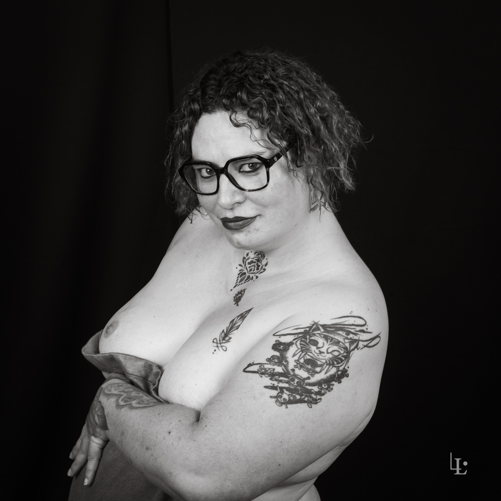 Nu artistique en noir et blanc. Photo carrée réalisée en studio à Chantilly. Le regard et les lunettes donnent toute sa valeur à ce cliché.