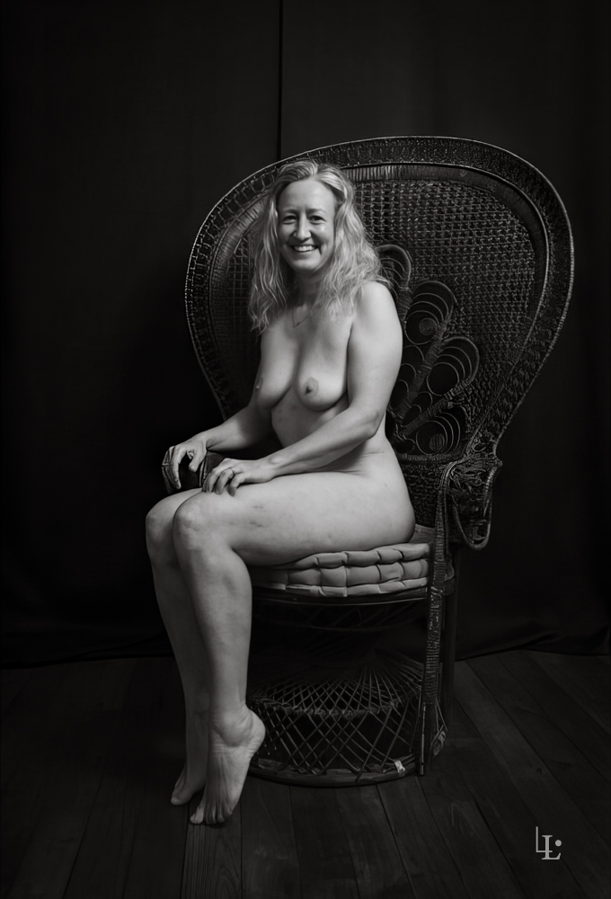 NU artistique en noir et blanc. Le modèle est assis sur un fauteuil Emmanuelle.
