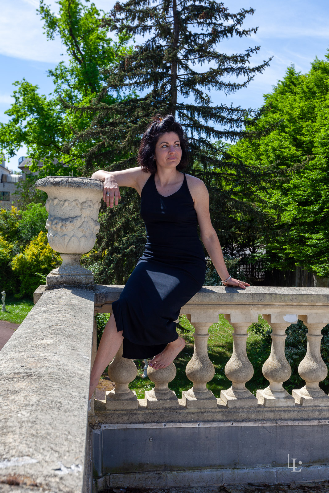 Séance Habillée puis Nue à Chantilly | Nude Élégance 2 Une jeune femme pose en robe noire en extérieur dans une magnifique propriété située dans l'Oise.